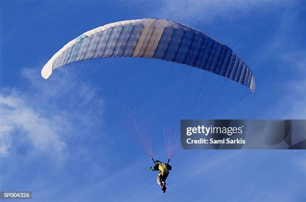 paragliding - puy de dome photos et images de collection