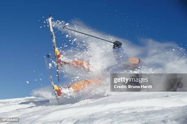 skier tumble - wipeout sportunfall stock-fotos und bilder