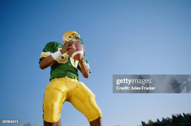 football player preparing to pass - football player - fotografias e filmes do acervo