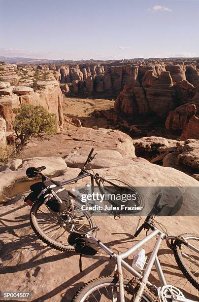 mountain bikes on a rock formation - brian may signs copies of we will rock you at virigin megastore september 28 2004 stockfoto's en -beelden