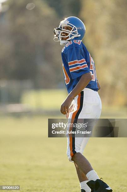 football player waiting for ball - football player imagens e fotografias de stock