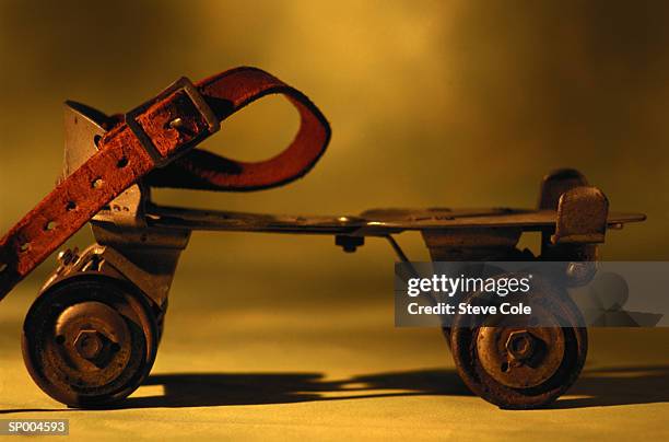 roller skate - roller fotografías e imágenes de stock