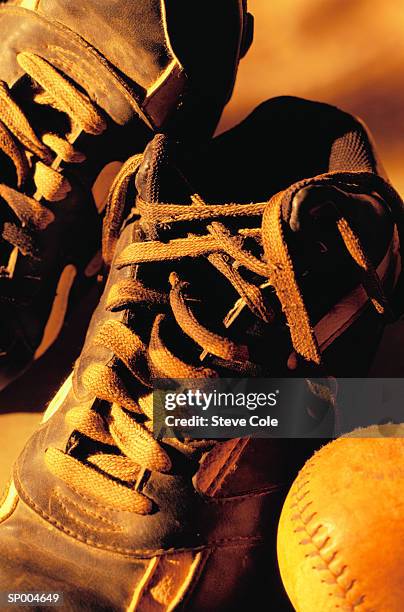 baseball shoes - baseball cleats fotografías e imágenes de stock