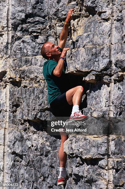 rock climbing - soloklettern stock-fotos und bilder