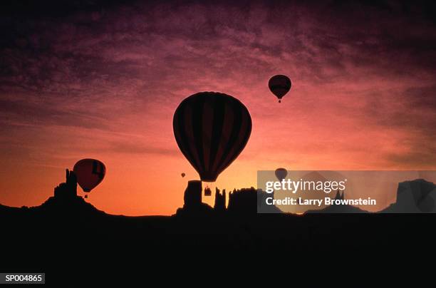 hot air ballooning at monument valley - luftsport stock-fotos und bilder