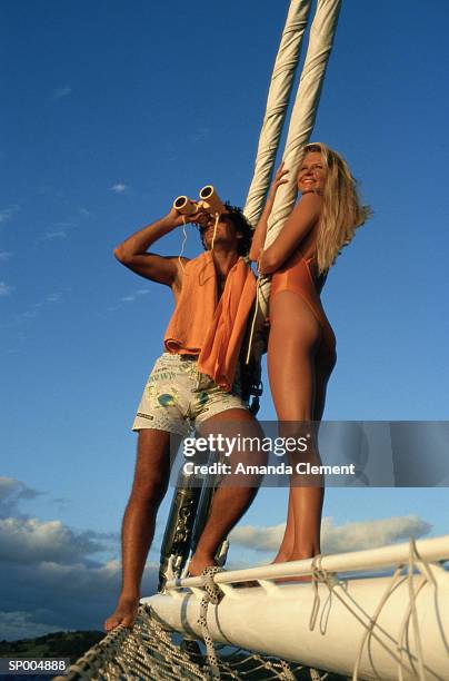 sailing couple with binoculars - amanda and amanda 個照片及圖片檔