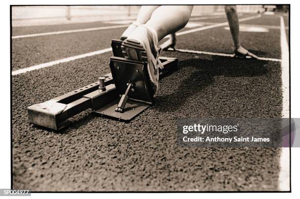 female runner in starting block, low section, rear view (toned b&w) - bronwen smith of b floral and the today shows lilliana vazquez host a private floral accessories event in nyc stockfoto's en -beelden