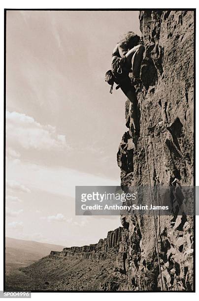 rock climbing - soloklettern stock-fotos und bilder