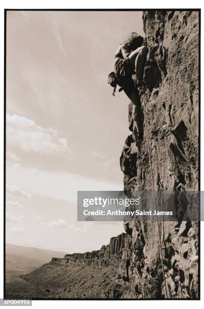 rock climbing - brian may signs copies of we will rock you at virigin megastore september 28 2004 stockfoto's en -beelden