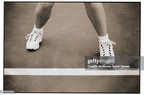 feet on tennis court - tennis court stock pictures, royalty-free photos & images