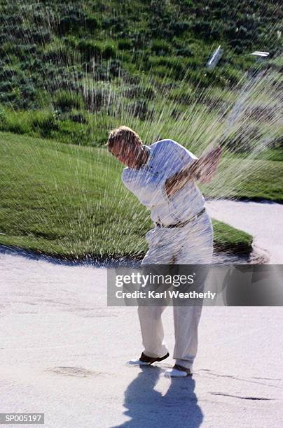 man hitting golf ball out of the sand trap - off target stock-fotos und bilder