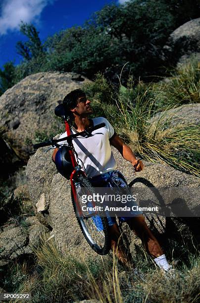 man with mountain bike - amanda and amanda fotografías e imágenes de stock