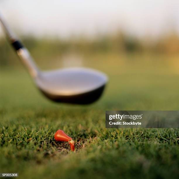 broken tee and golf club - golf club - fotografias e filmes do acervo