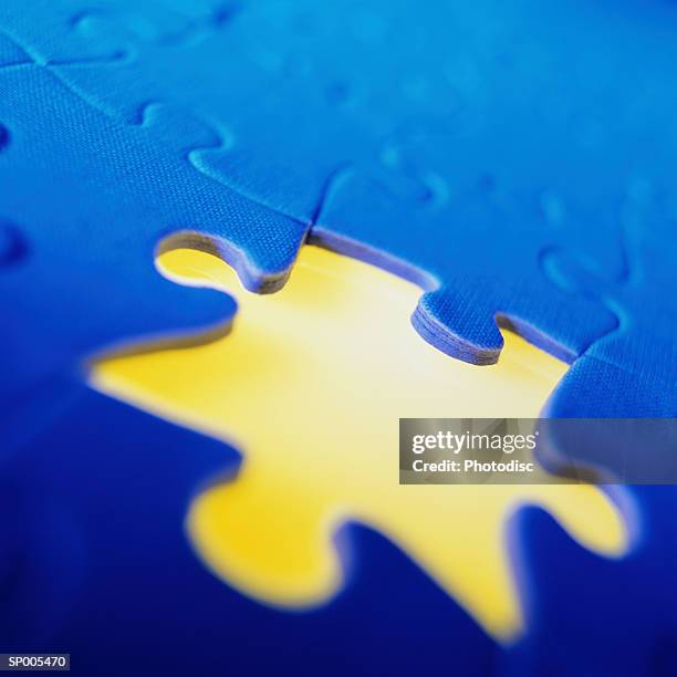 missing jigsaw puzzle piece - dernière pièce du puzzle photos et images de collection