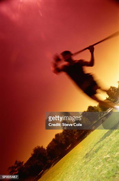 man throwing a javelin - saut et lancer d'athlétisme masculin photos et images de collection