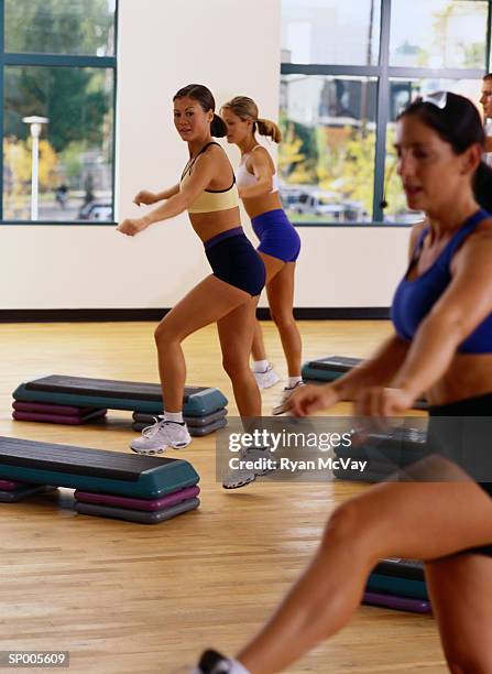 step aerobics class - ryan mcvay stock pictures, royalty-free photos & images
