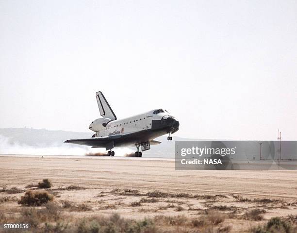 space shuttle landing - space shuttle foto e immagini stock