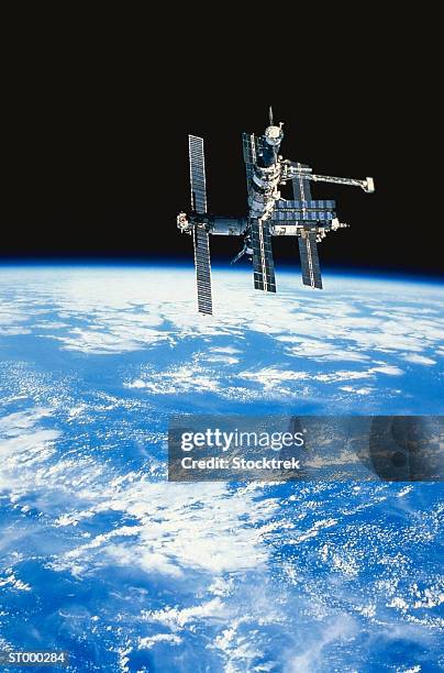 space station mir over the pacific - pacific war stock-fotos und bilder