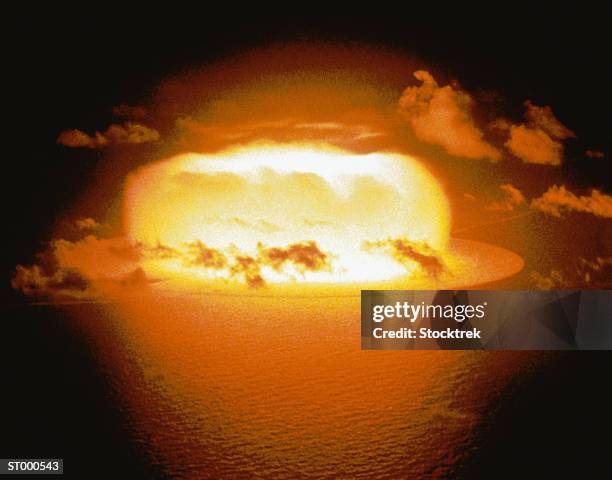 nuclear bomb detonation - bomba atómica fotografías e imágenes de stock