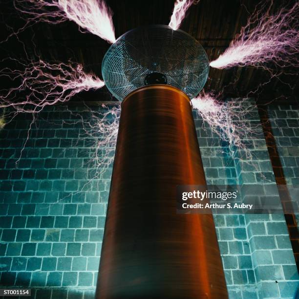 tesla coil from below - hoogspanningstransformator stockfoto's en -beelden