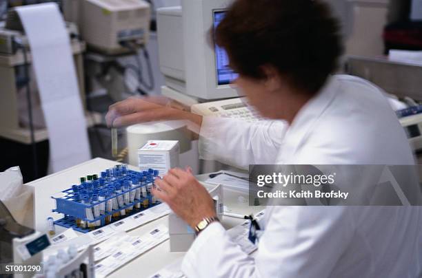 labeling vials - reageerbuisrek stockfoto's en -beelden