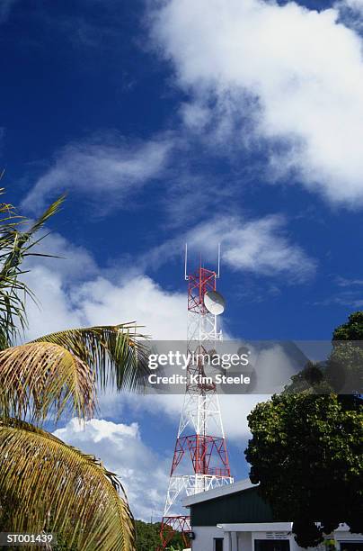 microwave tower - cable and wireless - torre di trasmissione a microonde foto e immagini stock