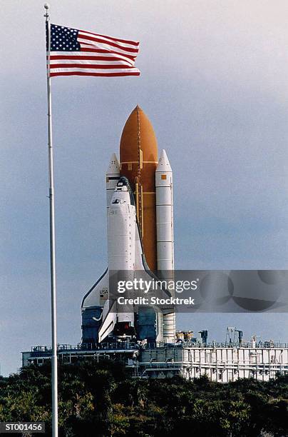 shuttle on the launch pad - launch pad fotografías e imágenes de stock