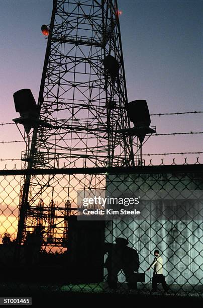 telecommunication microwave tower - microwave tower stock pictures, royalty-free photos & images