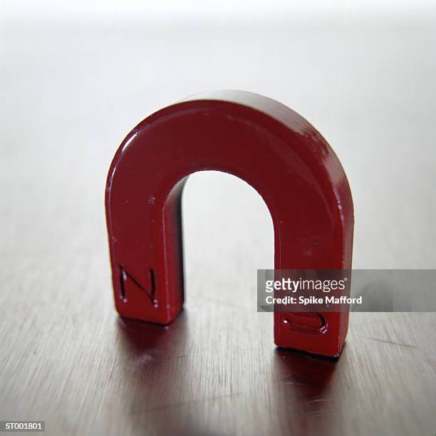 magnet - horseshoe magnet fotografías e imágenes de stock