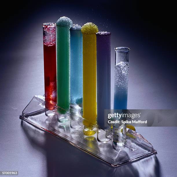 test tubes of bubbling liquid - reageerbuisrek stockfoto's en -beelden