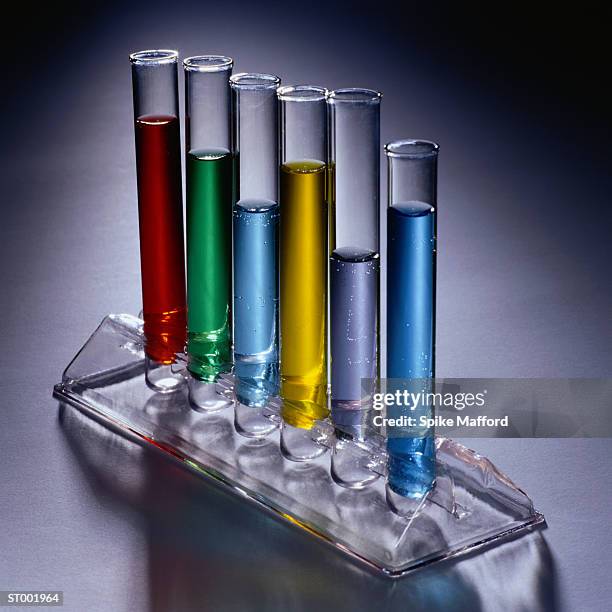 test tubes of colored liquid - prateleira de tubos de ensaio imagens e fotografias de stock