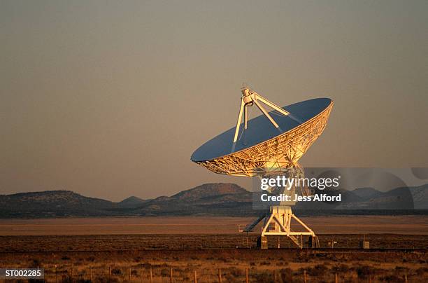 radio telescope in new mexico - national radio astronomy observatory stock pictures, royalty-free photos & images