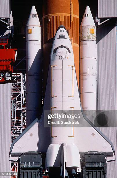 space shuttle at launch tower - space shuttle foto e immagini stock