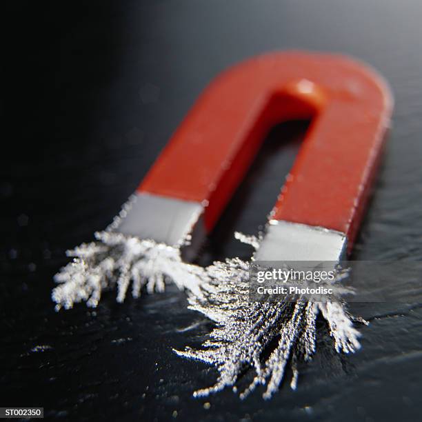 magnet attracting metal - hoefijzermagneet stockfoto's en -beelden