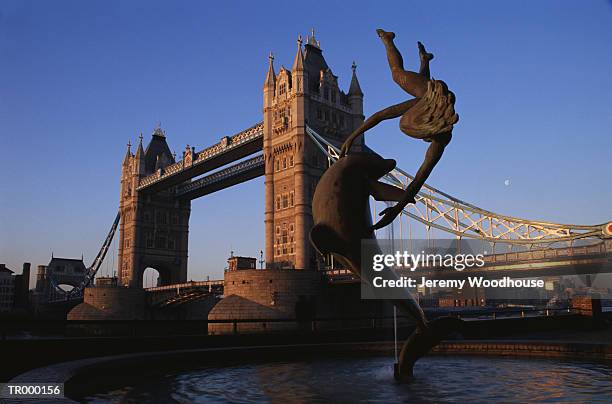 tower bridge - londoner stadtgebiet stock-fotos und bilder