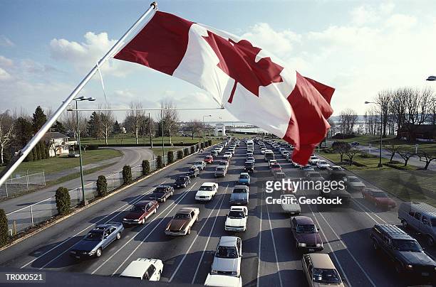 car lineup at canadian border - lineup fotografías e imágenes de stock
