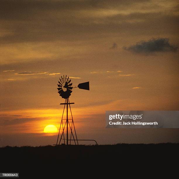 windmill in texas - amerikaanse windmolen stockfoto's en -beelden