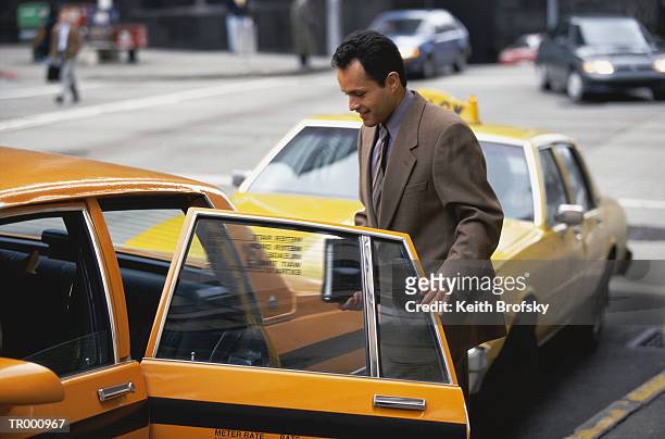 man at door of taxi - door stockfoto's en -beelden