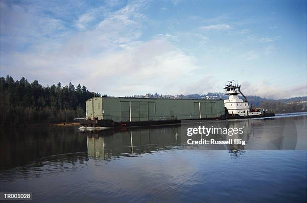 barge on the willamette river - fiume willamette foto e immagini stock