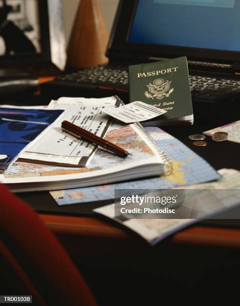miscellaneous travel items - instrumento de escribir fotografías e imágenes de stock
