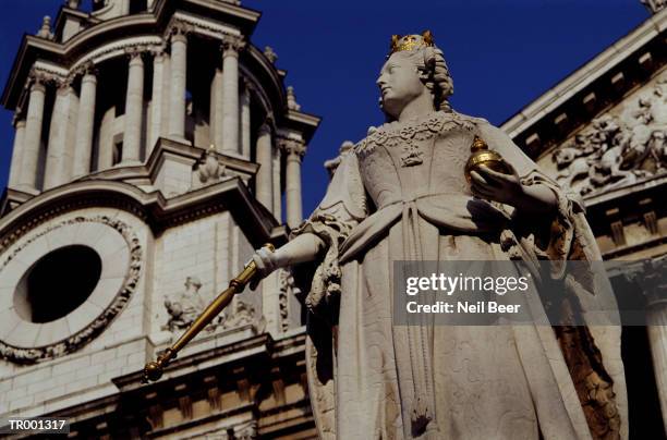 queen anne's statue at st. paul's cathedral - anne gergen stock-fotos und bilder