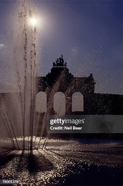 le cinquantenaire with fountain - le ストックフォトと画像