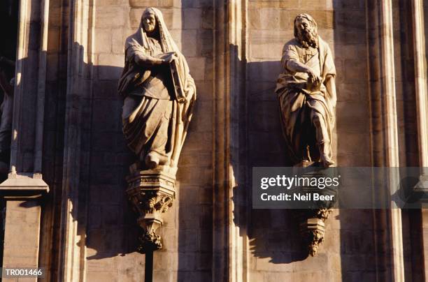 statues on milanese cathedral - milanese 個照片及圖片檔