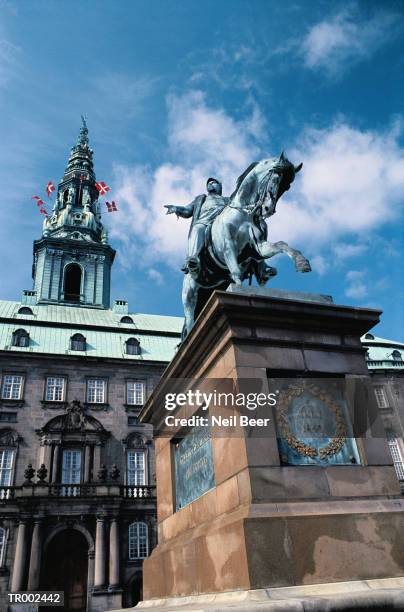 statue at city hall - king juan carlos attends a meeting of the council of ministers at the zarzuela palace stockfoto's en -beelden