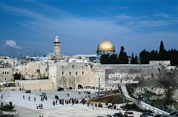 view over wailing wall at dome of the rock - brian may signs copies of we will rock you at virigin megastore september 28 2004 stockfoto's en -beelden