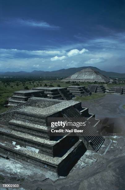 plaza of the moon, teotihuacan - méxico central imagens e fotografias de stock
