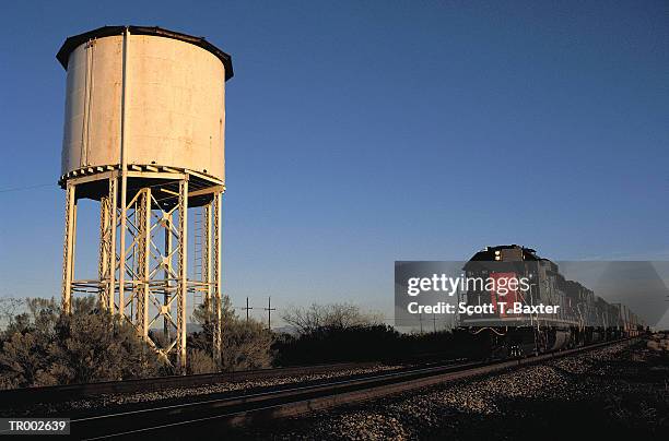 train and water tower, red rock, arizona - water tower storage tank - fotografias e filmes do acervo