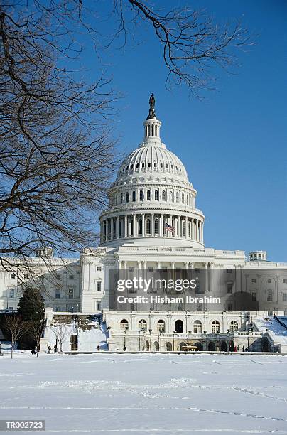 capitol building in winter - president obama delivers his last state of the union address to joint session of congress stockfoto's en -beelden