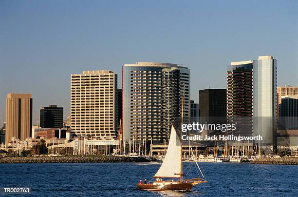 sailboat and san diego skyline - san 個照片及圖片檔