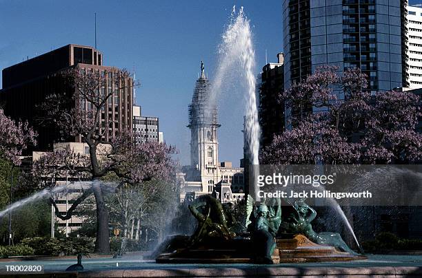 fountain in philadelphia, pennsylvania - benjamin franklin parkway stock pictures, royalty-free photos & images